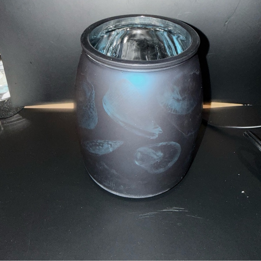 New Scentsy Tide Pool Warmer with Black Design